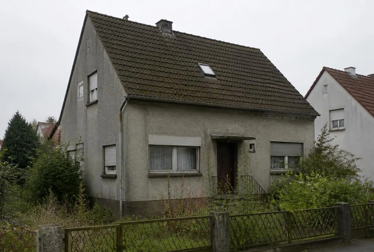 Einfamilienhaus in Gropiusstadt vor und nach der Sanierung durch Köpenicker Grundbesitz – vorher