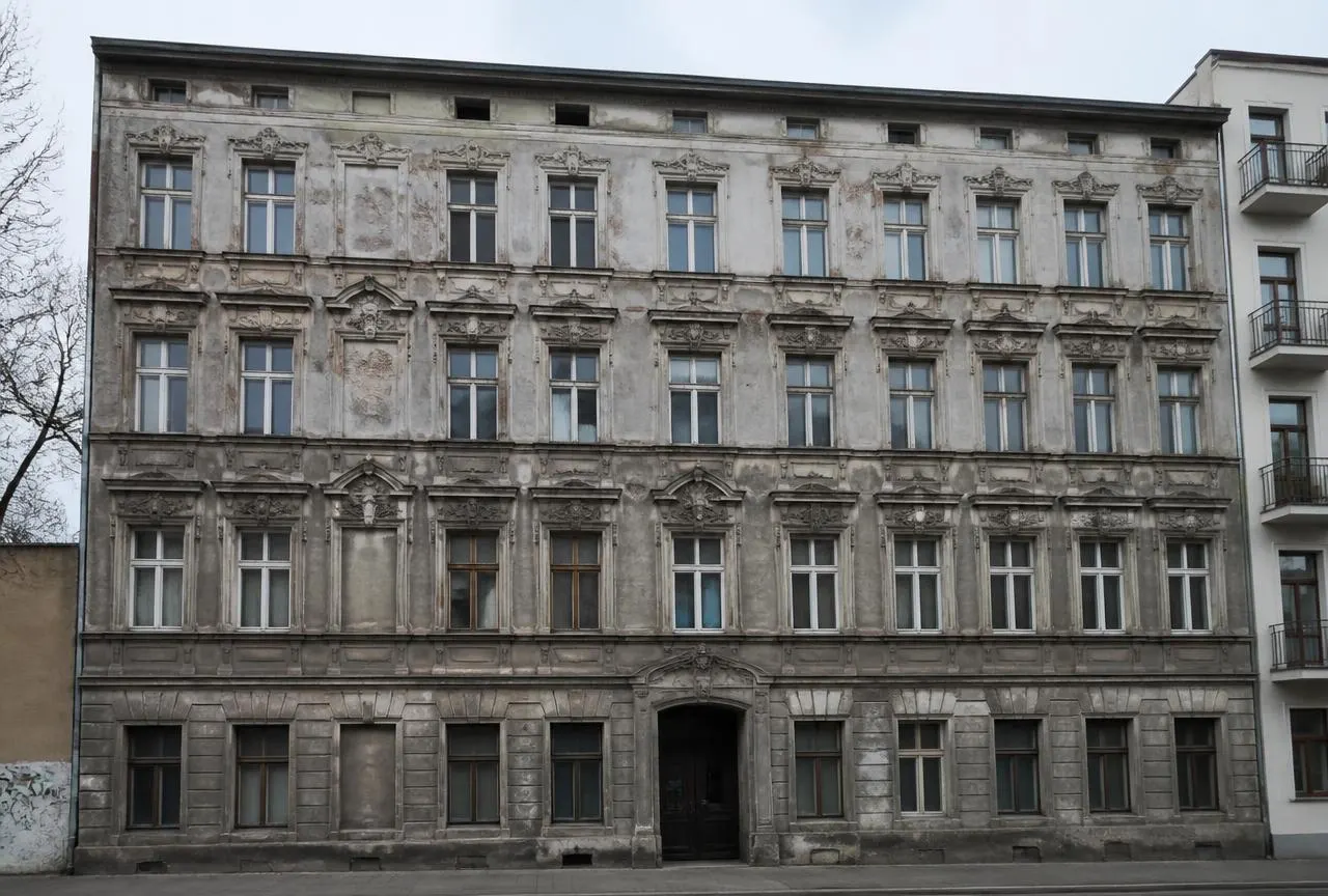Mehrfamilienhaus im Landkreis Oder-Spree vor und nach der Fassadensanierung – vorher