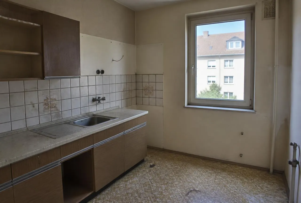 Küche in Strausberg Nord vor und nach der Sanierung durch Köpenicker Grundbesitz – vorher