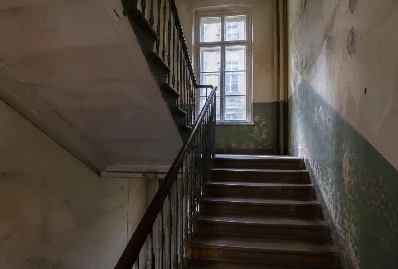 Treppenhaus in Schmachtenhagen vor und nach der Sanierung durch Köpenicker Grundbesitz – vorher